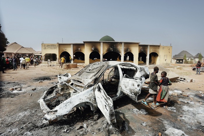 Incendio en la Mezquita Central de Bungha, en Mangu localidad del estado de Plateau, en Nigeria, el 2 de febrero de 2024, tras semanas de violencia intercomunitaria y disturbios. · Foto: Kola Sulaimon / AFP Incendio en la Mezquita Central de Bungha, en Mangu localidad del estado de Plateau, en Nigeria, el 2 de febrero de 2024, tras semanas de violencia intercomunitaria y disturbios. · Foto: Kola Sulaimon / AFP