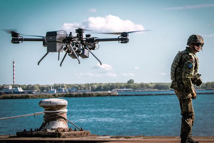 Durante un ejercicio de entrenamiento en el puerto para derribar un dron en Rostock a orillas del río Warnow, en la costa norte de Alemania. · Foto: Jens Büttnerv/ AFP