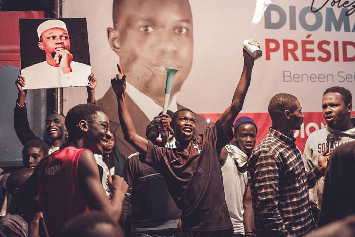 Partidarios de Bassirou Diomaye Faye en Dakar, el 24 de marzo, durante las elecciones presidenciales senegalesas. · Foto: John Wessels / AFP