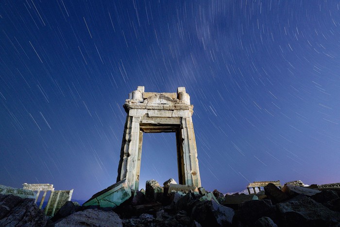 Antiguas ruinas de Palmira, en el centro de Siria, a primera hora del 24 de agosto. Sitio declarado Patrimonio Mundial por la Unesco, fue casi destruido durante los 13 años de guerra civil. · Foto: Omar Haj Kadour / AFP