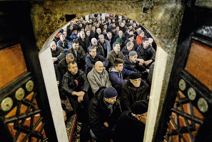 Musulmanes en Bosnia y Herzegovina en la mezquita Gazi Husrev-be, en Sarajevo el 3 de enero de 2015. · Foto: Samir Yordamovic / Anadolu / AFP