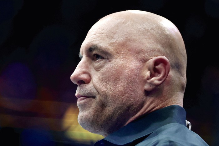 Joe Rogan durante el UFC 316 en el Prudential Center, el 7 de junio, en Newark, Nueva Jersey. · Foto: Sin datos de autoría / Getty Images / AFP Joe Rogan durante el UFC 316 en el Prudential Center, el 7 de junio, en Newark, Nueva Jersey. · Foto: Sin datos de autoría / Getty Images / AFP