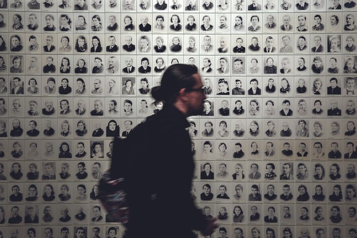 Mosaico con fotografías de judíos de Bedzin en el Centro del Holocausto y el Genocidio de Johannesburgo, Sudáfrica. · Foto: Gianluigi Guercia / AFP