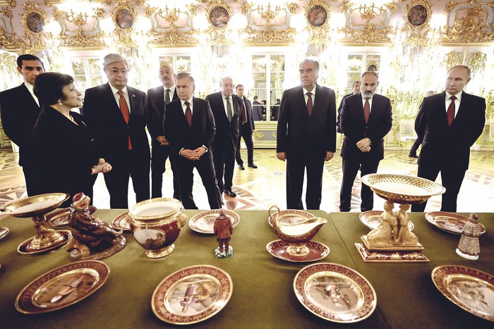 Los jefes de gobierno de Turkmenistán, Serdar Berdymukhamedov, Kazajistán, Kassym-Jomart Tokayev, Azerbaiyán, Ilham Aliyev, Uzbekistán, Shavkat Mirziyoyev, Tayikistán, Emomali Rahmon, Armenia, Nikol Pashinyan, y Rusia, Vladimir Putin, visitan el Palacio Peterhof, en San Petersburgo, el 26 de diciembre de 2023. · Foto: Vladimir Smirnov / AFP