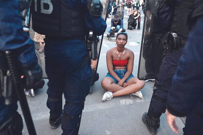 Protesta ante la vigilancia policial y la discriminación racial en los suburbios multiétnicos y de bajos ingresos de Francia, frente a la policía, en la Place de la Concorde, en París, el 30 de junio. · Foto: Emmanuel Dunand, AFP