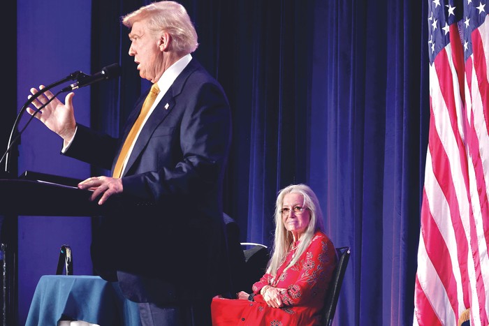 Miriam Adelson, viuda del magnate multimillonario de los casinos Sheldon Adelson, junto al candidato presidencial republicano, Donald Trump, durante un evento con donantes judíos en el Hyatt Regency Capitol Hill, el 19 de setiembre en Washington. · Foto: Chip Somodevilla, Getty Images, AFP