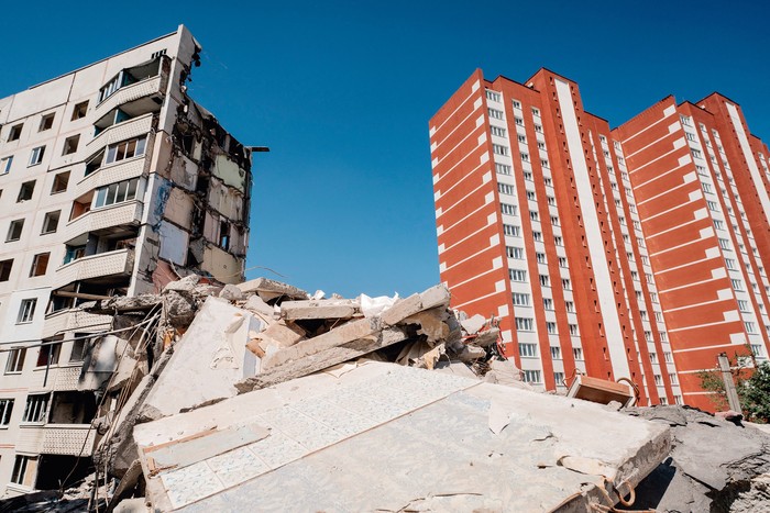 Edificio residencial nuevo junto a otro destruido como resultado de un ataque con misiles en 2022, en Járkov, durante la invasión rusa de Ucrania, el 24 de mayo. · Foto: Ivan Samoilov / AFP Edificio residencial nuevo junto a otro destruido como resultado de un ataque con misiles en 2022, en Járkov, durante la invasión rusa de Ucrania, el 24 de mayo. · Foto: Ivan Samoilov / AFP