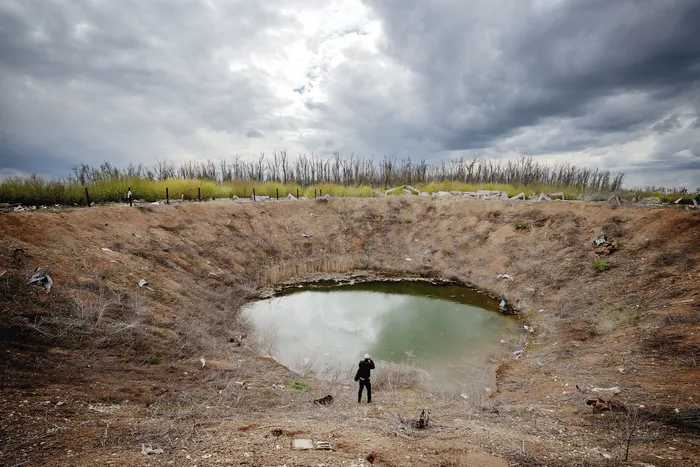 Cráter formado por un bombardeo en la aldea de Dovhenke, región de Járkov, el 1° de mayo. · Foto: Ivan Samoilov / AFP