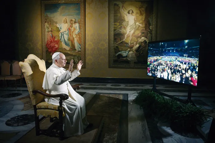 El papa León XVI saluda desde el Vaticano a fieles católicos ubicados en Estados Unidos, el 21 de noviembre de 2025. · Foto: Vatican Media / Hans Lucas / AFP