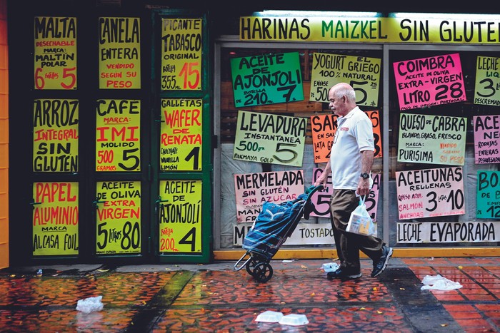 Tienda con carteles con precios de productos en dólares estadounidenses en Caracas el 25 de setiembre. · Foto: Federico Parra, AFP