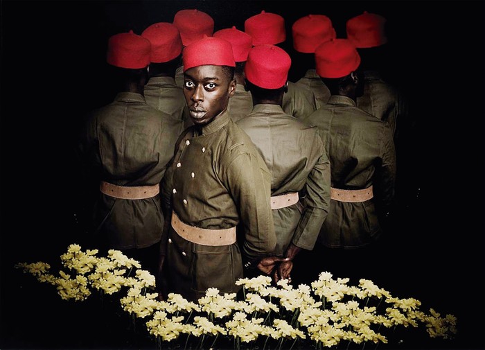 _Thiaroye 1944_ (2016). Obra de Omar Victor Diop que representa a los _tirailleurs_ senegaleses, soldados de África occidental que sirvieron en el ejército francés. Museo de Arte de Cleveland.