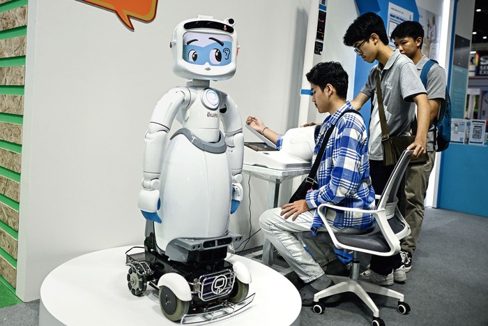 Centro de control de signos vitales junto a un robot DinSaw Pro4 con inteligencia artificial, en la Expo de Sostenibilidad 2024, Bangkok, 30 de setiembre. · Foto: Manan Vatsyayana / AFP