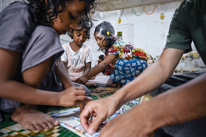 Niños de Myanmar juegan en el campamento para refugiados rohingya en Padang Tiji, Indonesia, el 18 de diciembre de 2024. · Foto: Chaider Mahyuddin / AFP