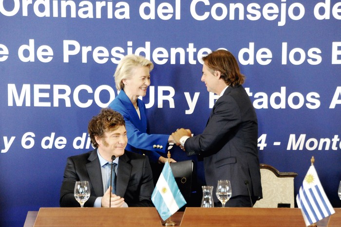 Javier Milei, Ursula von der Leyen y Luis Lacalle Pou durante el anuncio del acuerdo el 6 de diciembre de 2024, en el edificio sede del Mercosur en Montevideo. · Foto: Federico Rodriguez - Presidencia Uruguay