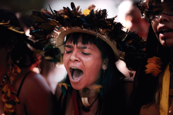 Guaraníes mbya, de Jaragua, en una manifestación por sus derechos en la frontera entre Paraguay y Brasil. · Foto: Ettore Chiereguini / Anadolu / AFP