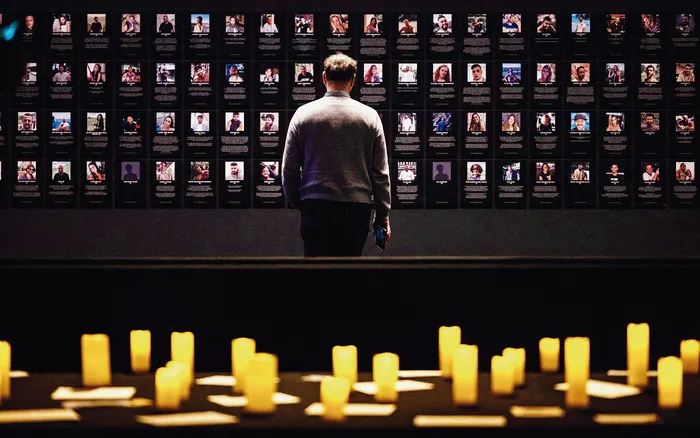 Durante una exposición del Festival de Música Nova en Berlín, Alemania, el 7 de octubre de 2025, con fotos de las víctimas del ataque de Hamas en el mismo festival en octubre de 2023 en Israel. · Foto: John MacDougall / AFP