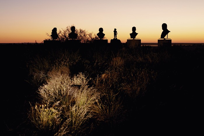 Escultura del “Pequeño Gigante” junto a bustos de líderes del apartheid, a los que resignifica, en Orania, Sudáfrica, el 26 de mayo de 2024. · Foto: Marco Longari, AFP Escultura del “Pequeño Gigante” junto a bustos de líderes del apartheid, a los que resignifica, en Orania, Sudáfrica, el 26 de mayo de 2024. · Foto: Marco Longari, AFP