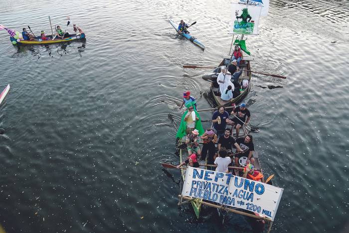 Protesta contra el Proyecto Neptuno, durante una parodia de carnaval veneciano por el río Santa Lucía, Uruguay, en febrero.