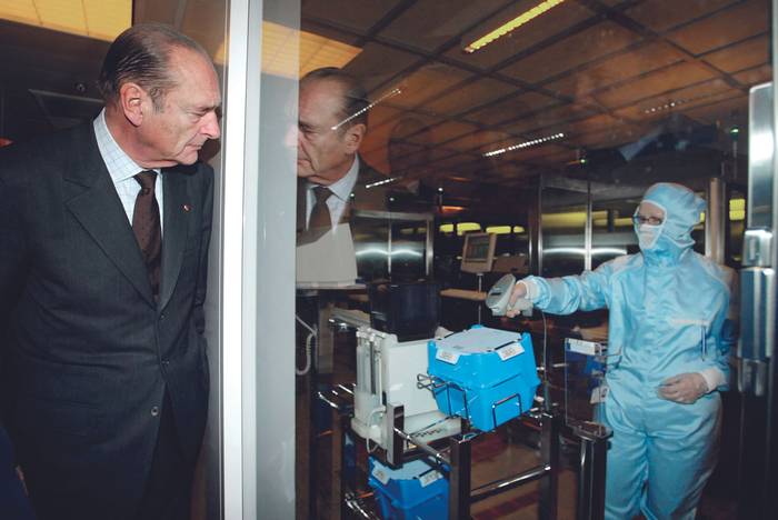 Jacques Chirac, como presidente francés, durante la inauguración de las instalaciones de la Alianza Crolles2 (de Motorola, Philips y STMicroelectronics) cerca de Grenoble, suroeste de Francia, el 27 de febrero de 2003. · Foto: Philippe Wojazer / AFP