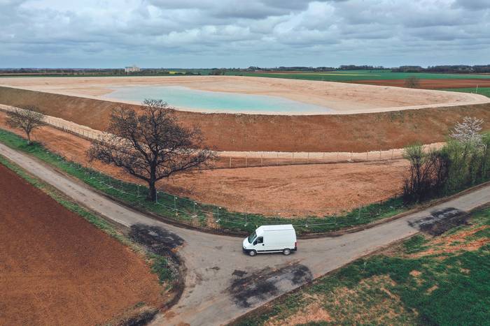 Reserva de agua en construcción para para riego agrícola, en Sainte-Soline, en el centro-oeste de Francia. · Foto: Damien Meyer / AFP