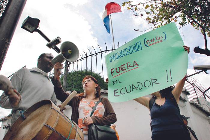 Protesta contra la petrolera francesa Perenco, frente a la embajada de Francia en Ecuador, el 5 de julio de 2006. · Foto: Rodrigo Buendía, AFP