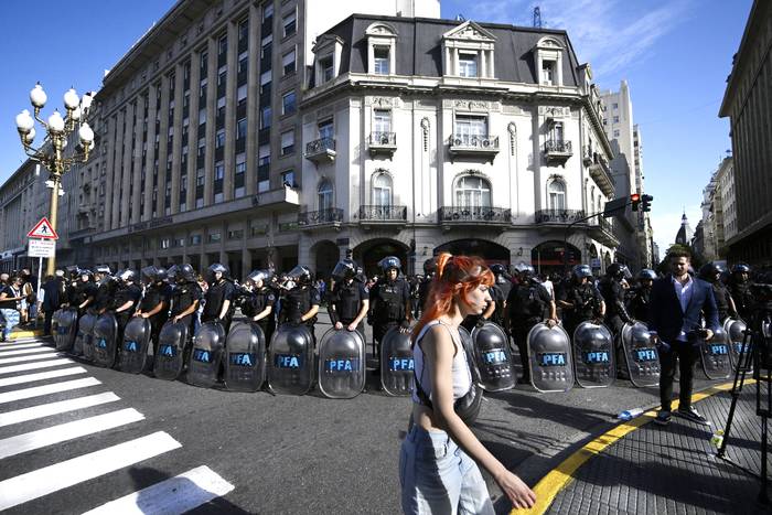 Guardia de la Policía Federal Argentina durante la primera manifestación contra el gobierno de Javier Milei en Buenos Aires, el 20 de diciembre de 2023. · Foto: Luis Robayo, AFP