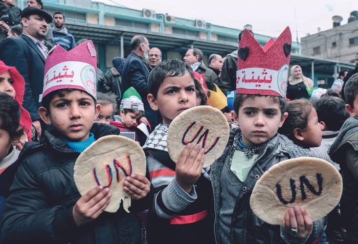 Protesta contra los recortes de ayuda, frente a las oficinas de Naciones Unidas en Khan Yunis, en el sur de la Franja de Gaza, el 28 de enero de 2018. · Foto: Said Khatib, AFP