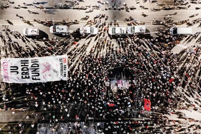 Estudiantes protestan ante la escasez de recursos para la educación y contra un proyecto de desarrollo turístico de lujo propuesto por Ivanka Trump, frente a la Oficina del Primer Ministro, en Tirana, Albania, el 29 de junio. · Foto: Vlasov Sulaj, AFP