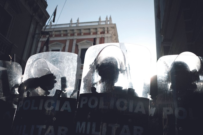 Durante el enfrentamiento de partidarios del gobierno de Luis Arce con los militares que rodearon la plaza Murillo, donde se encuentra el Palacio de Gobierno, en La Paz, Bolivia, el 26 de junio. · Foto: Mateo Romay Salinas, Anadolu, AFP