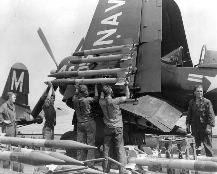 Durante la carga de los aviones del Carrier Air Group 2 (CVG-2) armados para un ataque en Corea en algún punto del Pacífico Occidental entre 1º de abril y el 9 de junio de 1951, en el portaaviones de la Marina de los EE. UU. Philippine Sea (CV-47). Foto: sin datos de autor / Museo de Aviación Naval de EEUU.