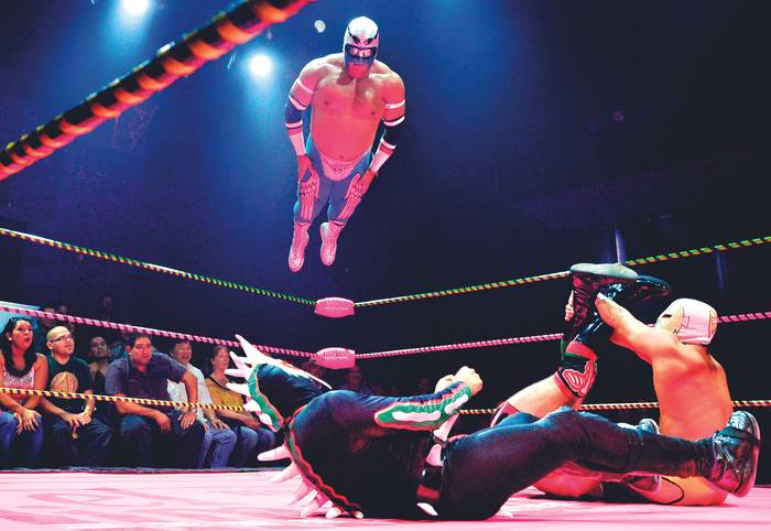 Actuación del Cinco de Mayan, espectáculo de lucha estilo Vavoom, en Los Ángeles, Estados Unidos, el 4 de mayo de 2012. · Foto: Joel Klamar / AFP