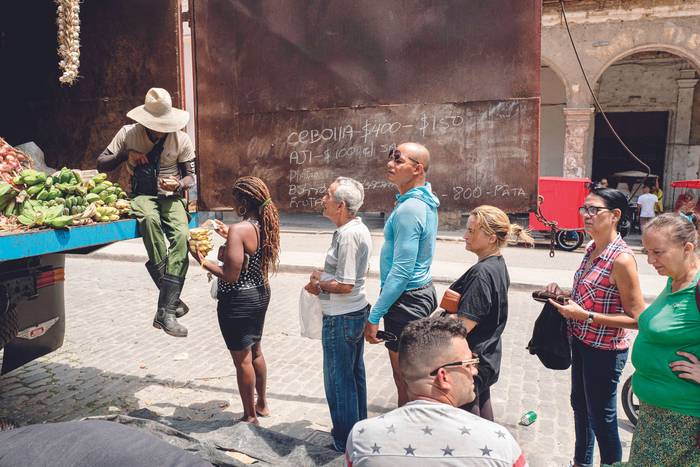 Fila para comprar alimentos en La Habana, el 31 de marzo de 2023. · Foto: Adalberto Roque, AFP