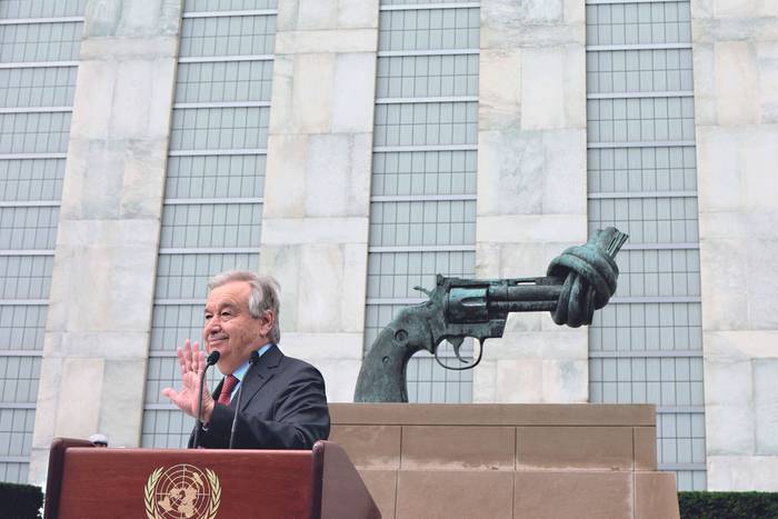 El secretario general de Naciones Unidas, António Guterres, tras una conferencia de prensa frente a la sede de ese organismo, en Nueva York, el 19 de abril de 2022. · Foto: Michael M. Santiago / Getty Images / AFP