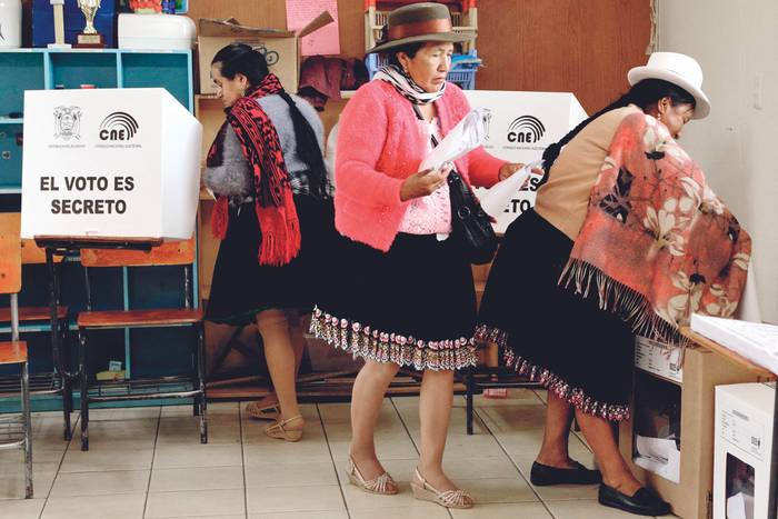 Colegio electoral en Tarqui, cantón de Cuenca, durante las elecciones ecuatorianas, el 20 de agosto. · Foto: Cristina Vega, AFP