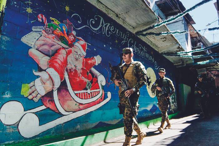 Operativo antipandillas del ejército en la comunidad Tutunichapa, San Salvador, el 27 de diciembre de 2022. · Foto: Alex Pena / Anadolu / AFP