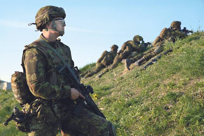 Miembros de las Fuerzas de Defensa de Estonia durante ejercicios en Kadrina, Estonia, el 19 de mayo. · Foto: Jaap Arriens / AFP