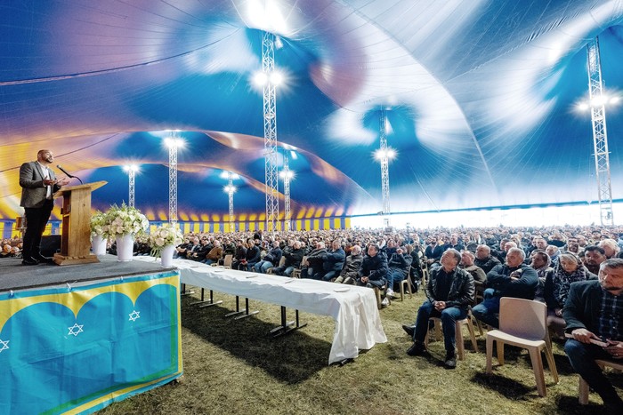 Encuentro evangélico en la carpa de la asociación Vida y Luz, en Nevoy, Francia, el 28 de abril de 2024. · Foto: Frederic Moreau / Hans Lucas / AFP