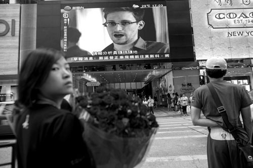 Edward Snowden en una pantalla gigante ayer en una avenida céntrica en Hong Kong./Foto: Jerome Favre, Efe