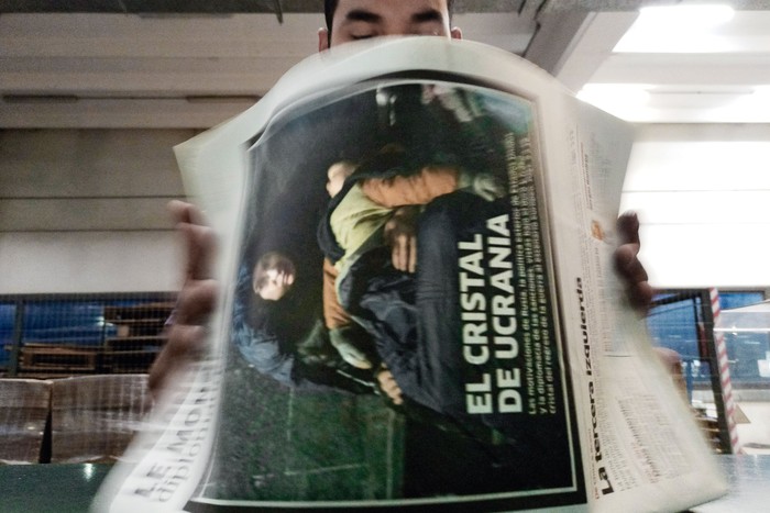 Durante la impresión de _Le Monde diplomatique_ edición Uruguay, el 1º de marzo de 2022 en Montevideo. · Foto: Javier Calvelo Durante la impresión de _Le Monde diplomatique_ edición Uruguay, el 1º de marzo de 2022 en Montevideo. · Foto: Javier Calvelo