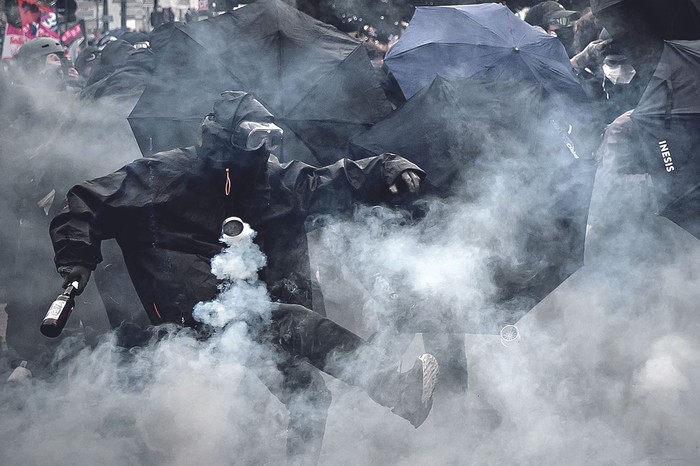 Represión con gas lacrimógeno en Nantes, el 23 de marzo. · Foto: Loic Venance, AFP