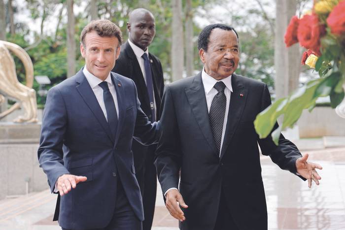 Emmanuel Macron y Paul Biya en el palacio presidencial en Yaundé, Camerún, el 26 de julio. · Foto: Ludovic Marin, AFP