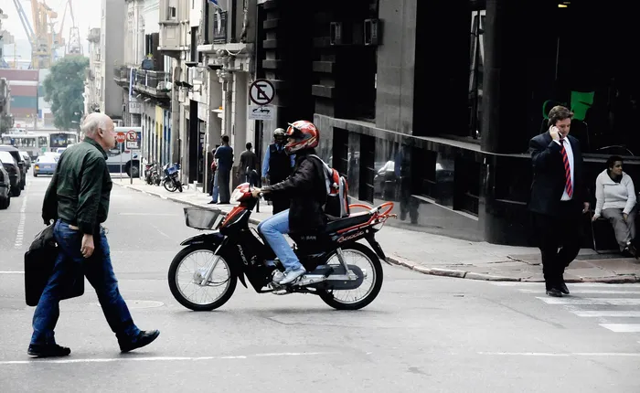 Eduardo Galeano (izq.), en la Ciudad Vieja en Montevideo, en 2008. · Foto: Javier Calvelo / adhocFOTOS