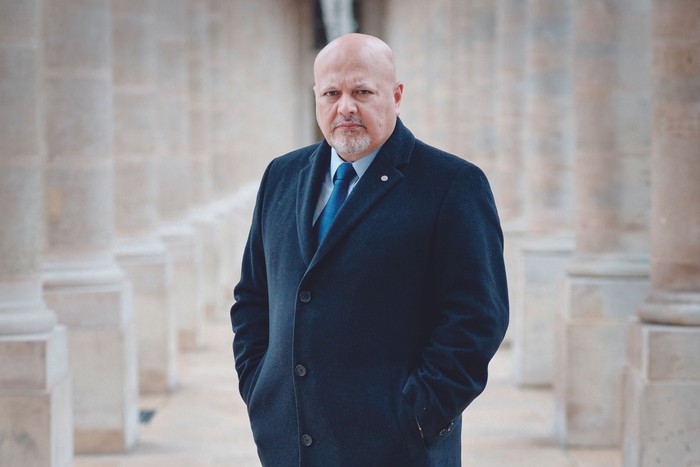 Karim Khan, fiscal de la Corte Penal Internacional, en la Sala de Honor del Palacio Real en París, el 7 de febrero. · Foto: Dimitar Dilkoff / AFP