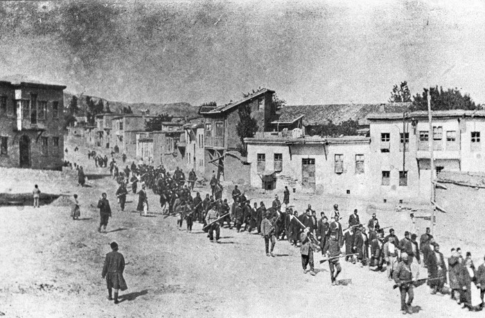 Traslado de armenios por guardias armados turcos, previo a su ejecución, mayo de 1915. · Foto: Armin T Wegner