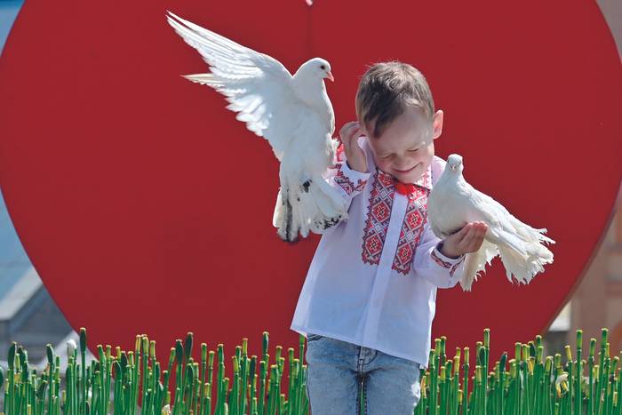 Niño ucraniano con la camisa tradicional “Vyshyvanka”, en la Plaza de la Independencia, Kiev, el 18 de mayo. · Foto: Serguéi Supinsky / AFP