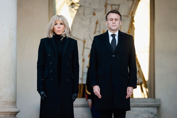 Brigitte Trogneux y Emmanuel Macron en el Palacio Presidencial, en París, el 23 de diciembre de 2024, durante el homenaje a las víctimas del ciclón Chido que afectó a la isla de Mayotte. · Foto: Thomas Padilla / AFP