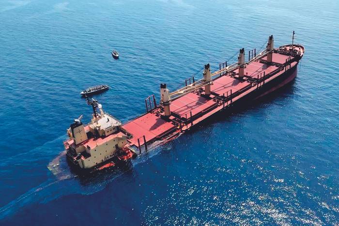 Hundimiento del carguero Rubymar, buque de carga con bandera de Belice, registro británico y operado por el Líbano que transportaba fertilizante combustible, frente a la costa de Yemen el 26 de febrero. · Foto: Al-Joumhouriya TV / AFP