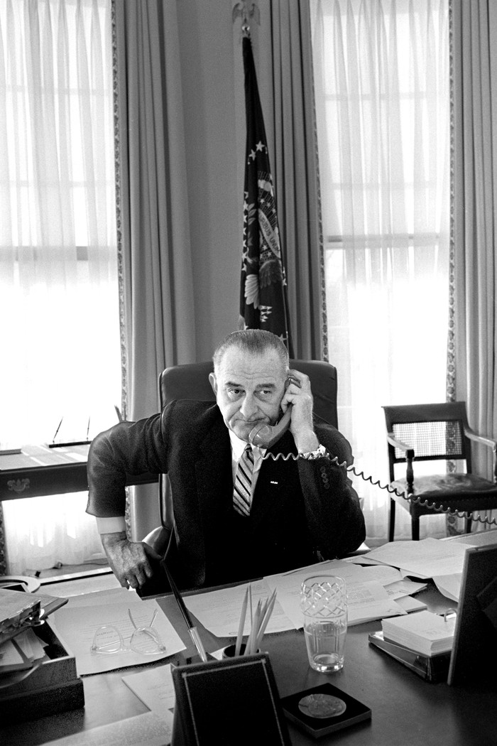 Lyndon B Johnson, en la Casa Blanca, Estados Unidos, en 1964. · Foto: Yoichi Okamoto