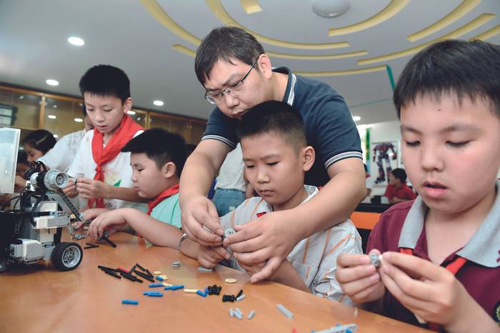 Club de robots en escuela primaria de Hefei, provincia de Anhui, en el este de China, setiembre de 2021. · Foto: Zhou Mu / Xinhua / AFP