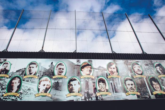 Sector de los muros de la paz, construidos en 1968 por el ejército británico, intervenido con un memorial a los caídos del IRA. Oeste de Belfast, 16 de marzo. · Foto: Paul Faith, AFP